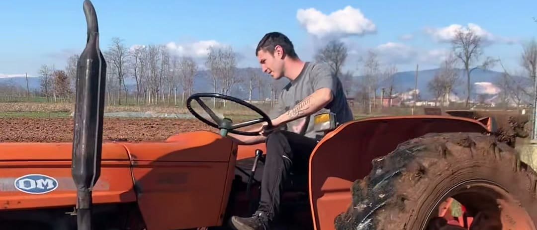 Davide lavora il campo prima della semina. Quello che entra nel terreno è letame maturo e compost.